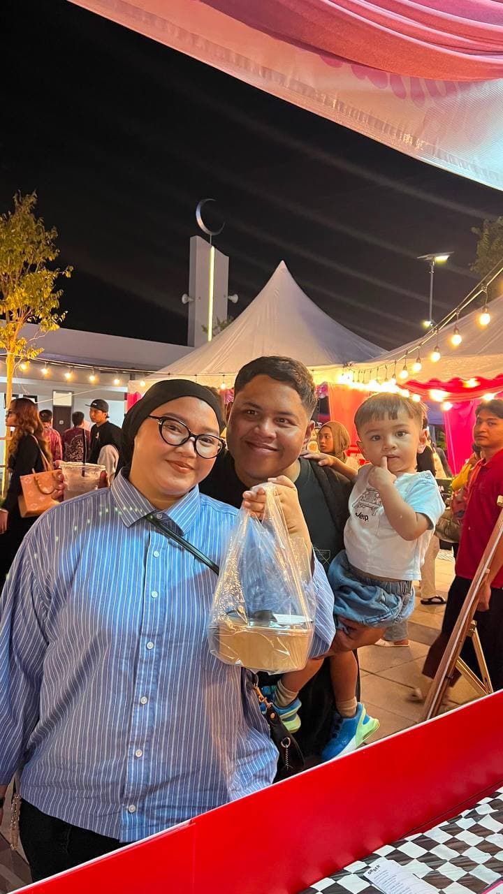 A family visiting The Roadside Eatery pop-up